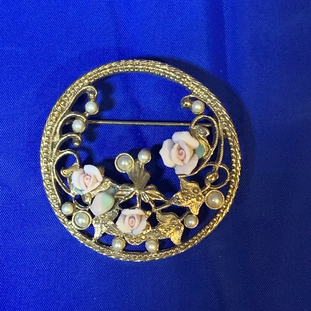 Pink Roses and Faux Pearls Gold Tone Circle Brooch